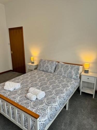 亚历山德里亚Ben Lomond Apartment的一间卧室配有一张床,上面有两条毛巾