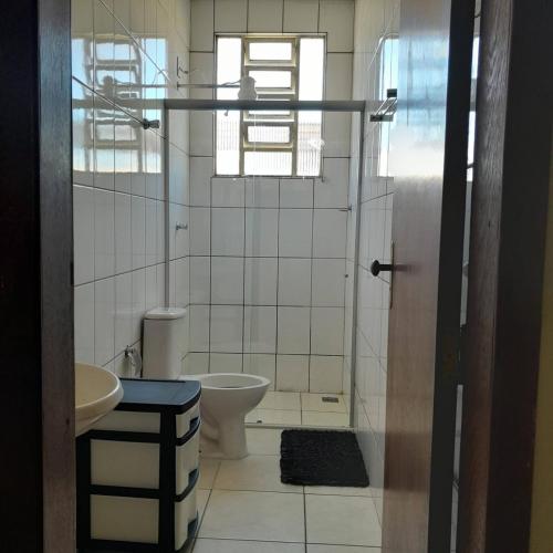 伊帕廷加Apartamento Inteiro Iguaçu Ipatinga的一间带卫生间和水槽的浴室