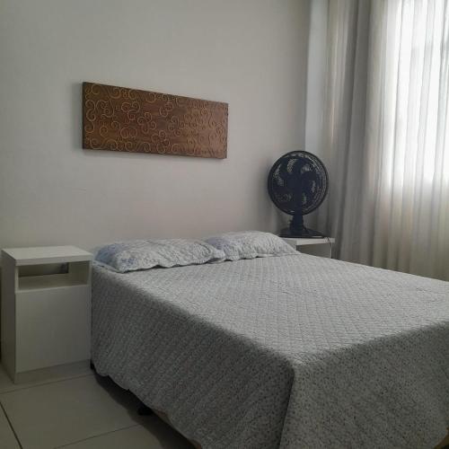 伊帕廷加Apartamento Inteiro Iguaçu Ipatinga的卧室配有一张床,墙上挂着一幅画