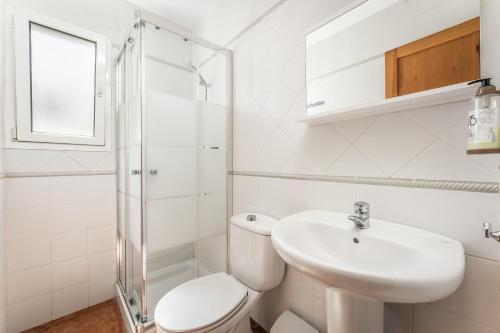 卡拉恩·布拉內斯Victoria's Dream的白色的浴室设有卫生间和水槽。