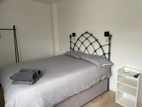 巴克斯顿Fern House - free off road parking included的一间带白色床和金属框架的卧室