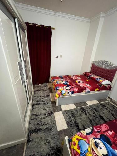Manshīyat as Sādātشقة الزقازيق的一间卧室配有两张单人床。