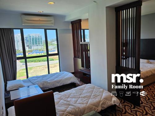 哥打京那巴鲁Kota Kinabalu City Ensuite by MSR at SCSP Ming Garden的酒店客房设有两张床和窗户。