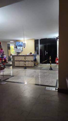 里约热内卢QUARTO EM COPACABANA的中间有圣诞树的机场大厅