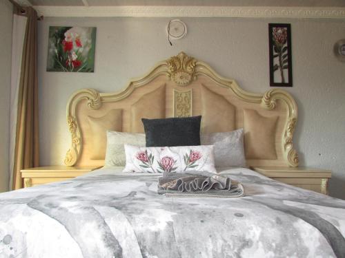 哈曼斯克拉尔Kea-Resort in Hammanskraal next to Dinokeng Game Reserve的一间卧室配有一张金色床架的大床