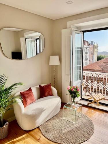 里斯本Stylish City Apartment - Top Stay!的客厅配有白色沙发和镜子
