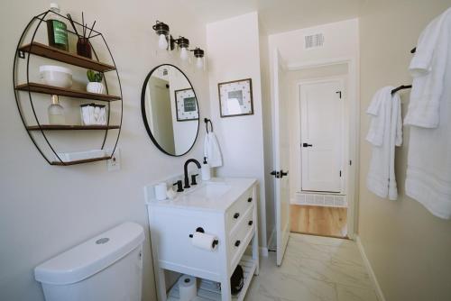 阿尔伯克基The White House-Chic Uptown Vibes的白色的浴室设有水槽和镜子