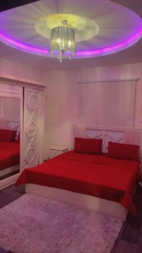 Yanbu Al Bahrشاليهات الساحل الغربي的一间卧室设有两张紫色天花板的床。