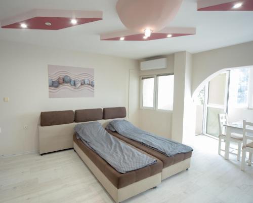 布尔加斯Aleksapart的一间卧室配有一张大床和一张桌子