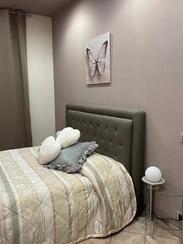 内图诺VILLA MARIPOSA的卧室配有一张床上,墙上挂着蝴蝶照片