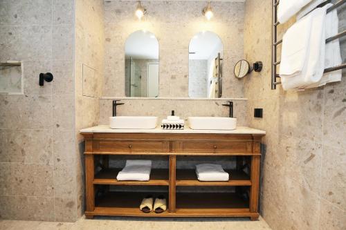 金德拜恩金达拜恩湖大酒店的浴室设有2个水槽和镜子