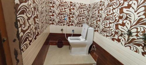AyodhyaOYO Home Anandi Homestay的壁纸客房内的卫生间