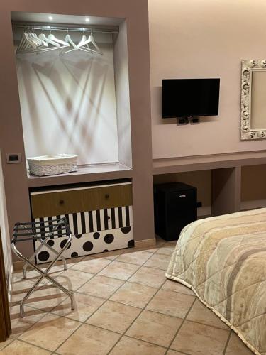 内图诺VILLA MARIPOSA的一间卧室配有一张床和一台平面电视