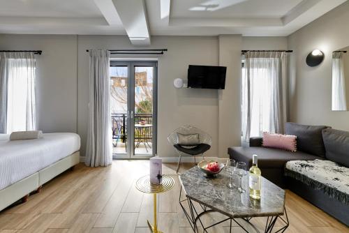 干尼亚Nival Luxury Suites的客厅配有床和沙发