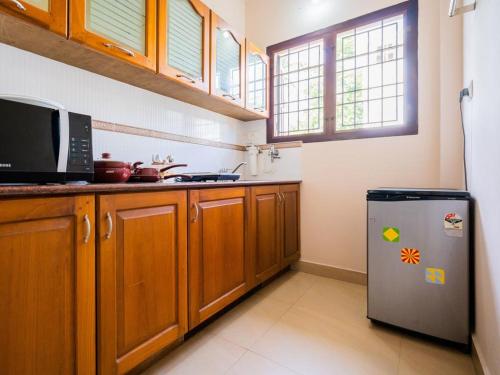 科钦Elim Homestay Fort Kochi的厨房配有冰箱和微波炉。