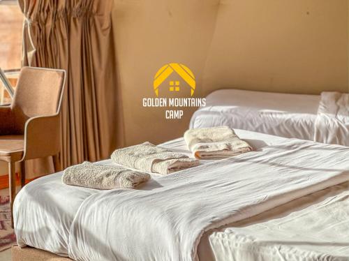 Golden mountains camp客房内的一张或多张床位