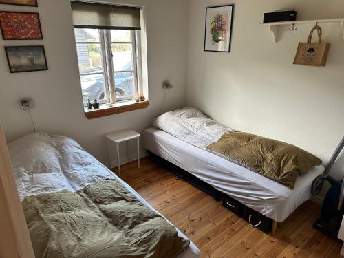 基巴埃克Holiday home Kibæk的一间卧室设有两张床和窗户。