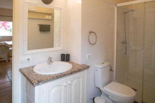 米乔尔海滩Bungalows Casa Amarilla的浴室配有卫生间、盥洗盆和淋浴。