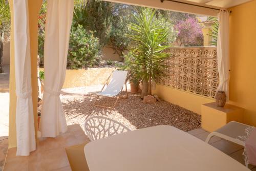 米乔尔海滩Bungalows Casa Amarilla的客房设有带桌椅的阳台。