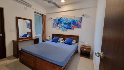 乌斯维塔克伊亚瓦Aqua Vista的一间卧室配有一张带蓝色床单的床和一扇门。