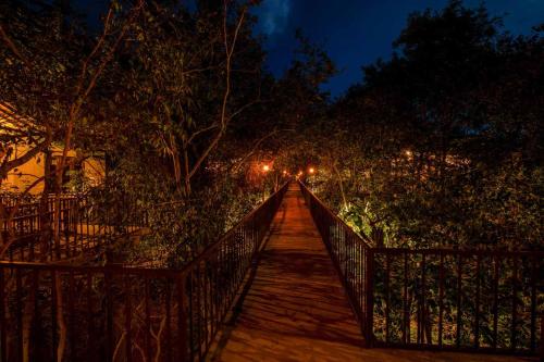 锡吉里亚Sigiriya Forest Edge By Marino Leisure的森林上的木桥