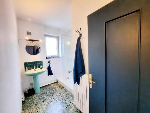 贝拉克La maison du bord的浴室设有蓝色门和水槽
