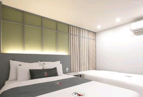 仁川市Seoknam 3&4 Hotel的一间卧室设有两张床和大窗户