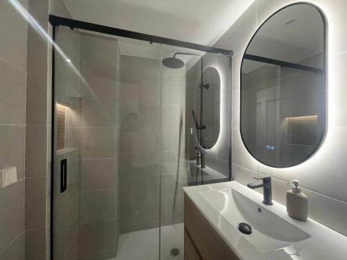 马德里Rooms Madrid Río的一间带水槽和镜子的浴室