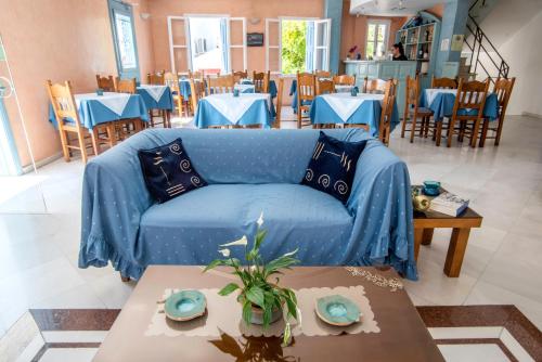 加拉希德松Hotel Argo的一张蓝色的沙发,位于带桌椅的房间