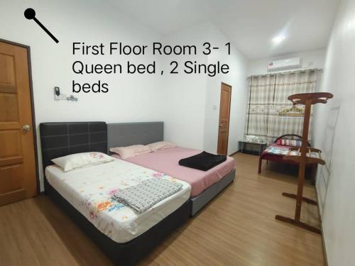 米里Sakura Homestay 4 bedrooms 14pax- Eaton Hills Padang Kerbau Miri的一间卧室配有一张床,铺有木地板