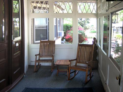 布鲁克林朗伍德酒店的带窗户的客房内配有两把椅子和一张桌子