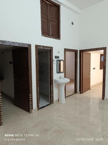德奥加尔Kailash home的客房设有带水槽和卫生间的浴室