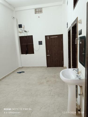德奥加尔Kailash home的白色的浴室设有水槽和镜子