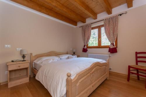 阿莱盖Residence Rosental的一间卧室设有一张大床和一个窗户。