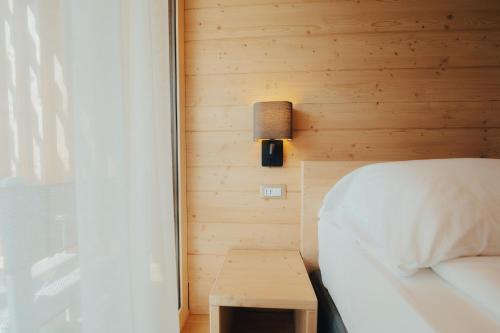 莱维科特尔梅杜拉克公园酒店的一间卧室配有一张床、一盏灯和一张桌子