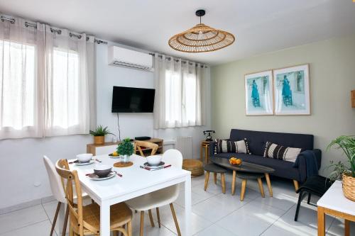 马赛Appartement à 10 min de la plage - T4, 9ème的客厅配有桌子和沙发