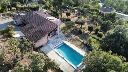 韦尔东的埃斯帕隆拉皮内德杜拉克住宿加早餐旅馆的享有带游泳池的别墅的顶部景致