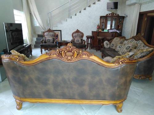 科托努Villa meublé的客厅配有大型真皮沙发,家具