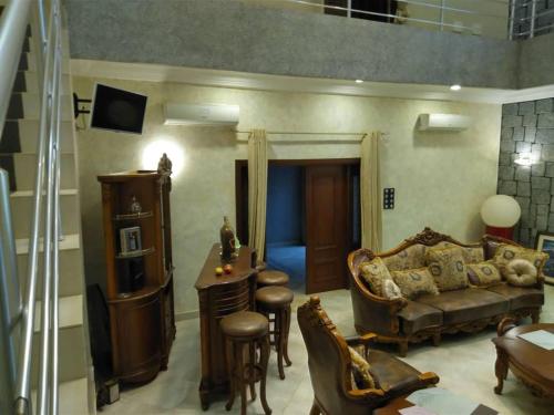 科托努Villa meublé的客厅配有沙发和桌子