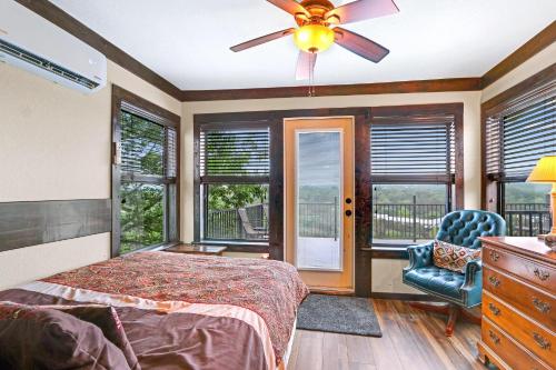 新布朗费尔斯Clutter Falls Retreat- Main House的一间卧室配有一张床和吊扇