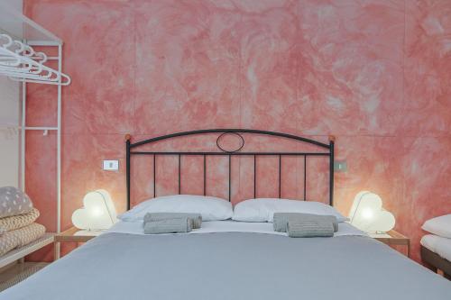 比萨克雷斯提娜斯泰法诺住宿加早餐旅馆的一间卧室设有一张红色墙壁的大床