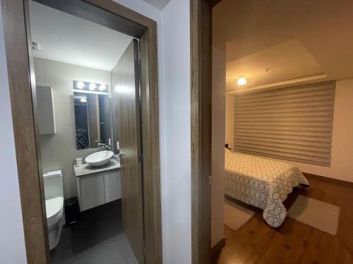 基多GOYA Suites y Comfort的一间带床、水槽和卫生间的浴室