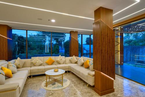 提喀迪Serene Horizon的客厅配有沙发和桌子