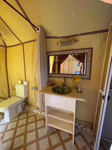 AdrouineTraditional Luxury Camp的一间带水槽和卫生间的浴室