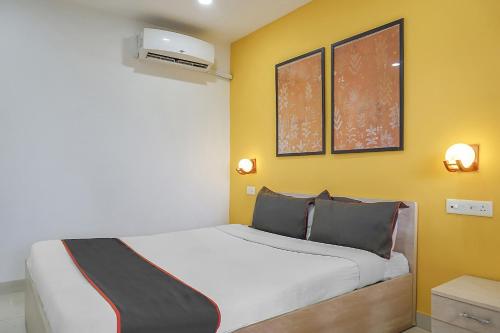 KharadiCollection O 83129 Hotel Galaxy Hospitality的黄色墙壁的房间里一张床位