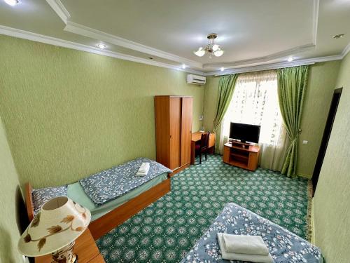 苦盏Bargi Sabz的酒店客房设有两张床和电视。