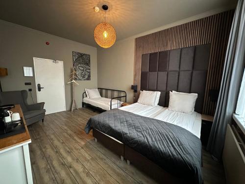 西泰尔斯海灵布伦酒店的一间卧室配有一张大床和一张沙发