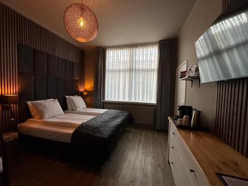 西泰尔斯海灵布伦酒店的一间卧室设有一张床和一个大窗户