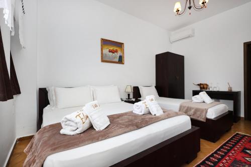 培拉特Villa ELMAR的客房内的两张床和毛巾