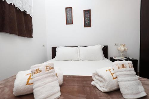 培拉特Villa ELMAR的一间卧室配有带白色毯子和毛巾的床